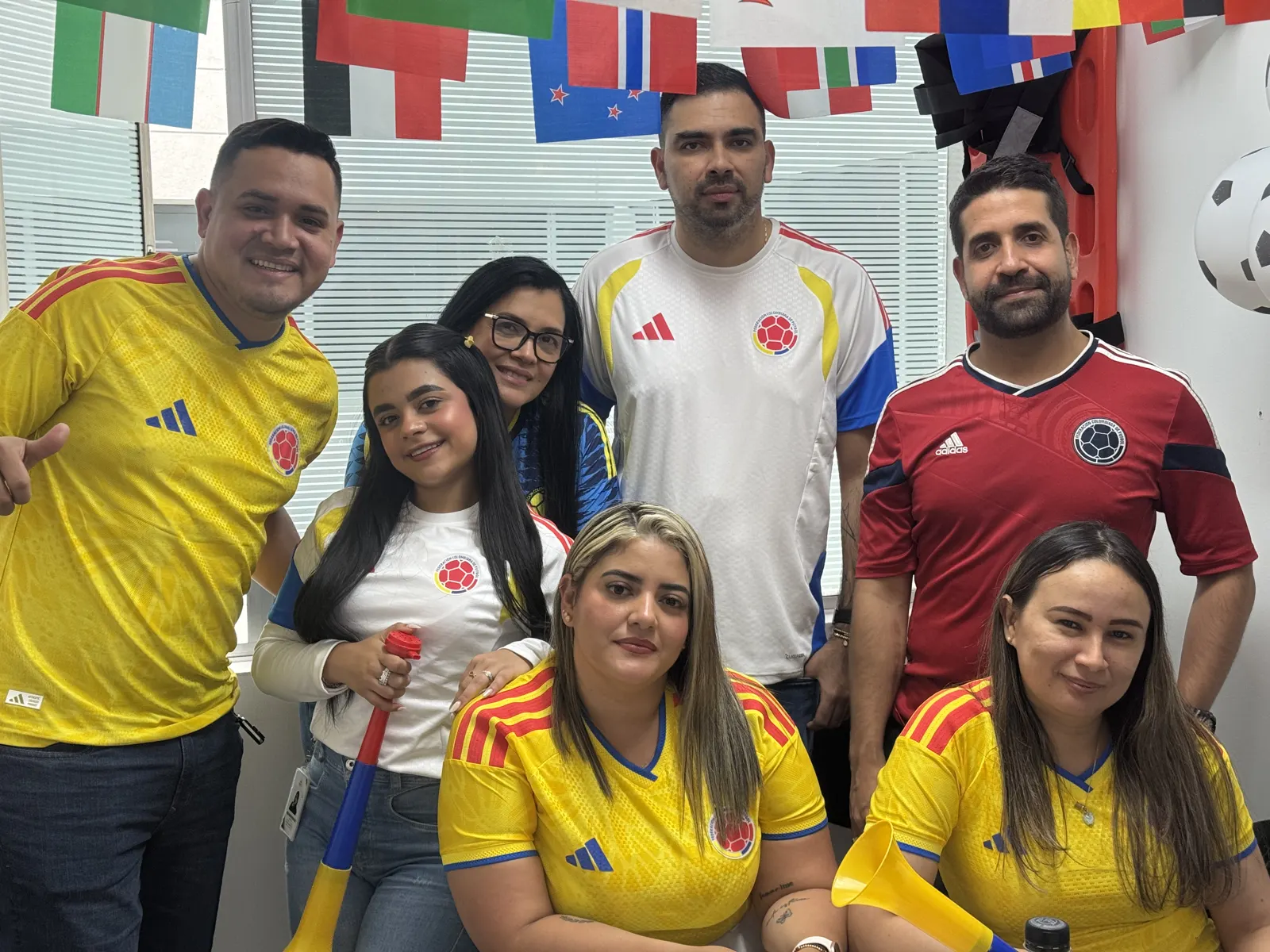 Integrantes del equipo con camisetas de la Selección Colombia