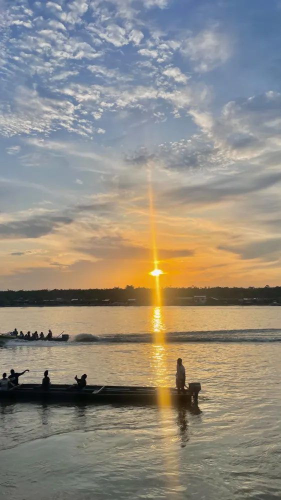 Atardecer sobre el río Atrato con embarcaciones