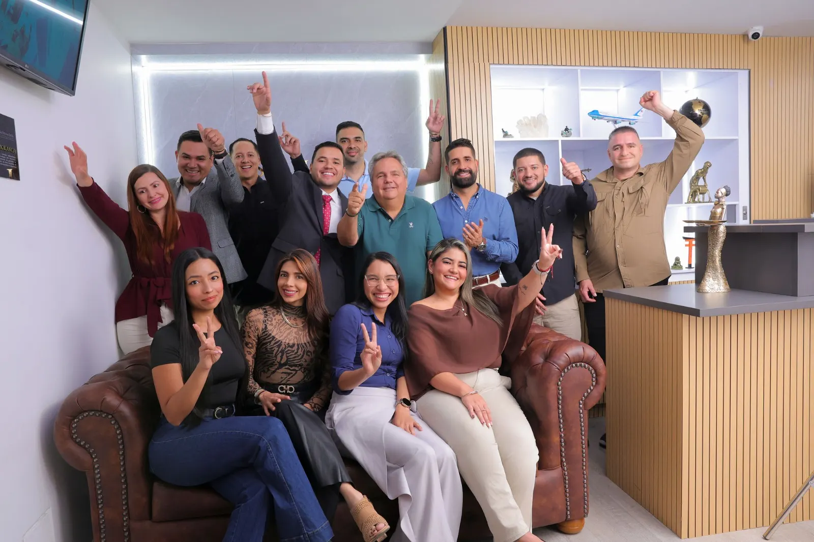 Equipo de trabajo de C.I. S&J Henao S.A.S. en sus oficinas