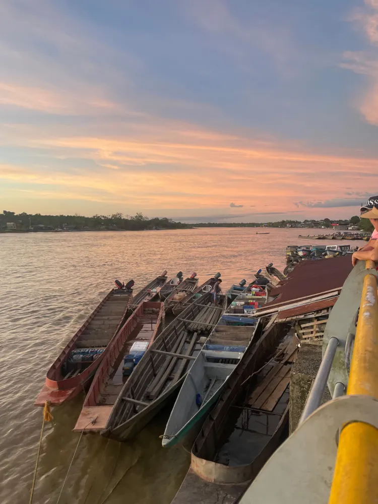 Embarcaciones en el muelle de Quibdó al atardecer